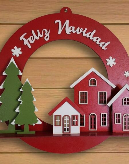 Corona navideña circular en madera MDF roja con texto Feliz Navidad, tres casitas rojas y blancas, copos de nieve y pinos verdes decorativos